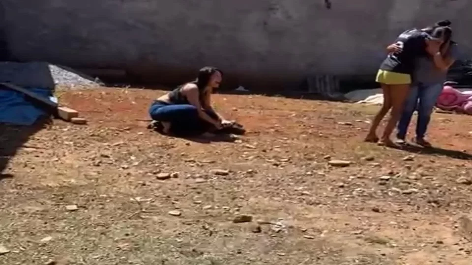 Veja Vídeo: PM entra em casa e mata cachorro de moradora com tiro na cabeça