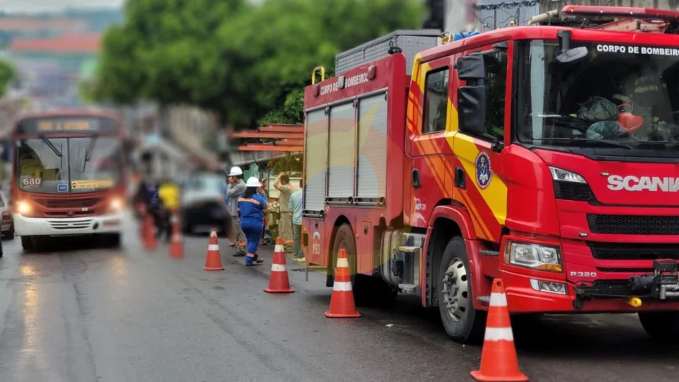 Árvore tomba durante temporal e deixa moradores sem energia no Armando Mendes