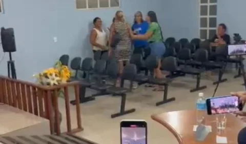 VEJA VÍDEO: mulher de vereador agride e chama servidora de “piranha”