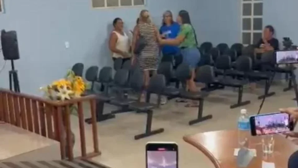 VEJA VÍDEO: mulher de vereador agride e chama servidora de “piranha”