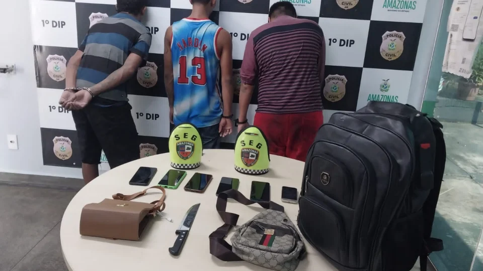 Três suspeitos detidos em Manaus com smartphones roubados