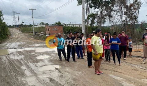 Moradores pedem socorro para sair da lama em comunidade no Distrito 2, em Manaus
