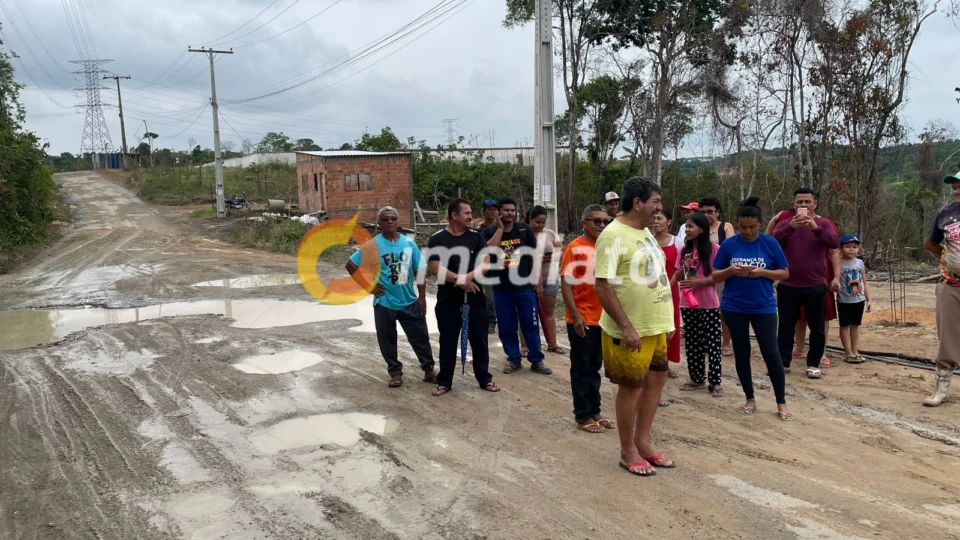 Moradores pedem socorro para sair da lama em comunidade no Distrito 2, em Manaus