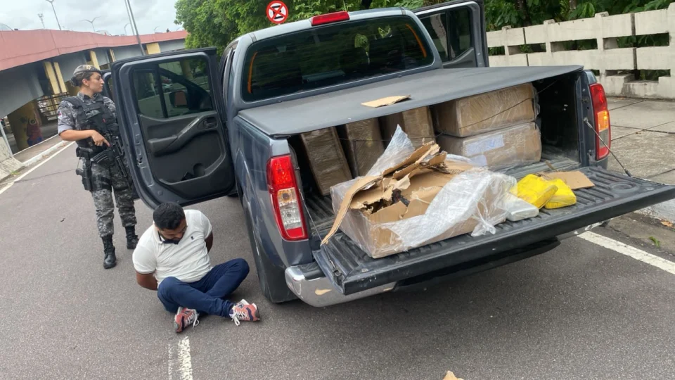 Rocam prende homem portando 300kg de cocaína no bairro Aleixo