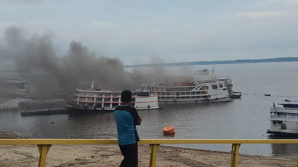 Vídeo: princípio de incêndio em embarcação causa pânico no Porto de Manaus
