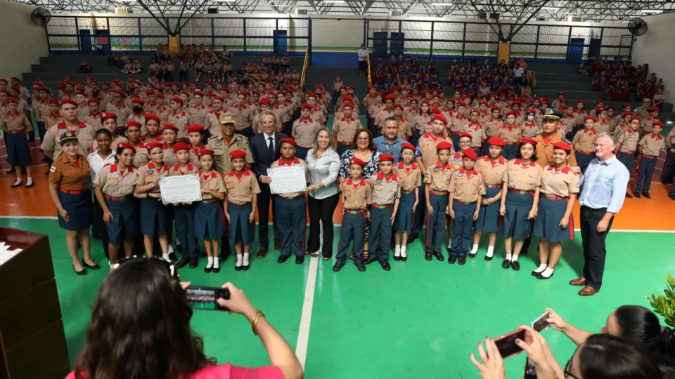 Escola bilíngue da rede estadual recebe o selo Label France Education pela qualidade de ensino da língua francesa