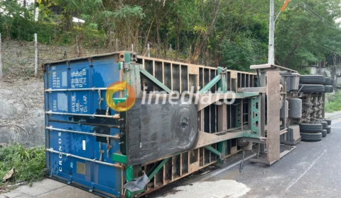 VÍDEO: Duas carretas tombam na Avenida das Torres, em Manaus