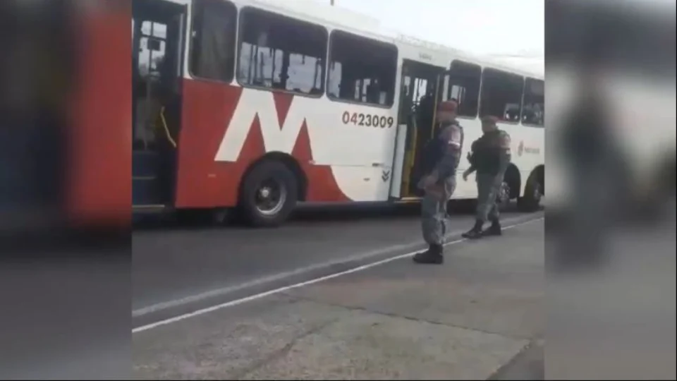 VÍDEO: Quatro suspeitos são detidos ao tentar assaltar ônibus 640 na Av. Torquato Tapajós