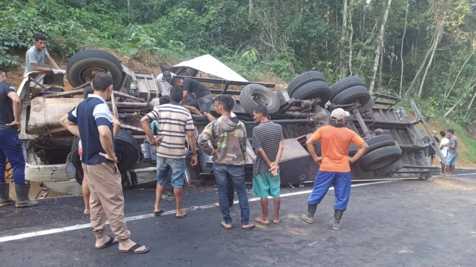 Homens ficam gravemente feridos após carreta tombar na AM-070, em Manacapuru