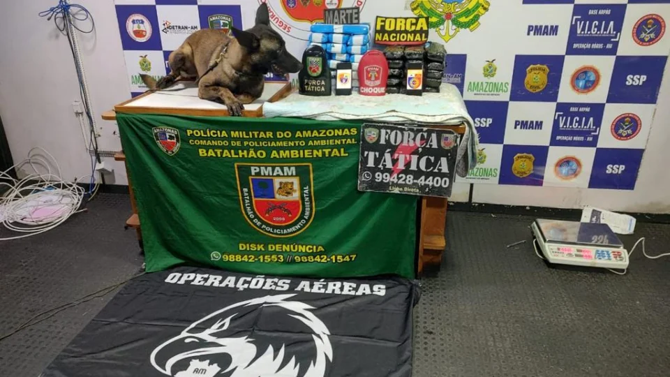 PM encontra 40kg de pasta-base de cocaína dentro de barco em Coari