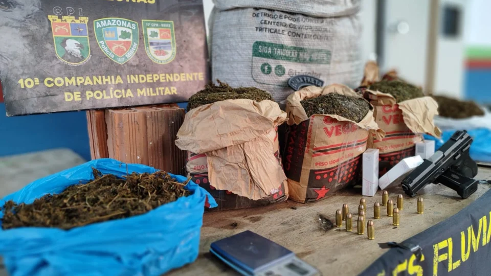 Sacos com maconha, arma e motos são apreendidas pela PM em Maués