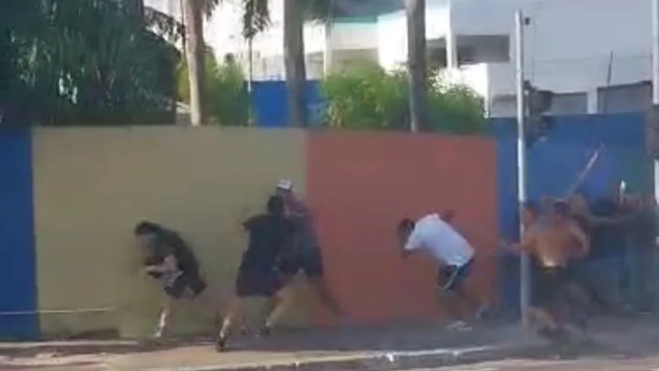 VÍDEO: Grupo se envolve em briga generalizada no Estádio Carlos Zamith em Manaus