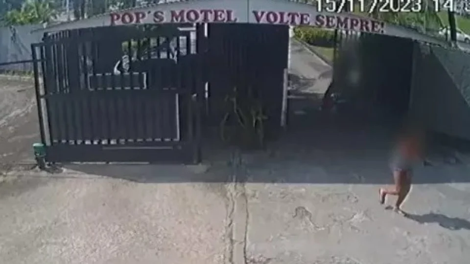 VEJA VÍDEO: câmera flagra homem sendo baleado na saída de motel