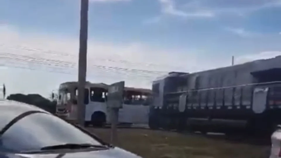 VÍDEO: Acidente entre caminhão e ônibus deixa uma pessoa morta e cinco feridas em Brasília