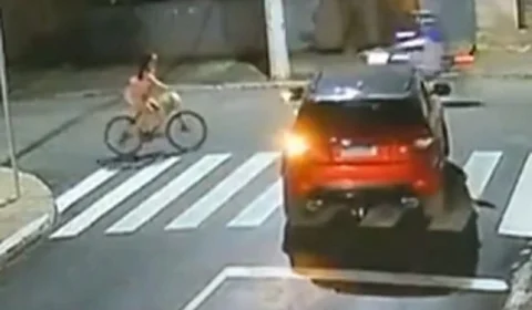 IMAGENS FORTES: vídeo mostra ciclista sendo atropelada por carro