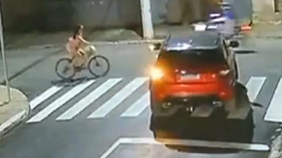 IMAGENS FORTES: vídeo mostra ciclista sendo atropelada por carro