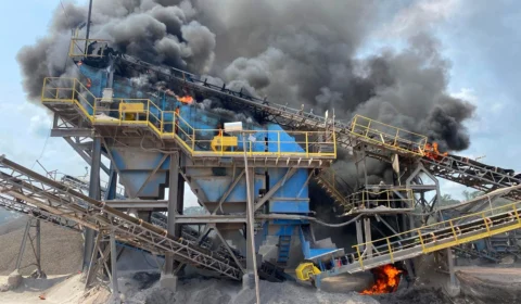 Em Presidente Figueiredo, corpo de bombeiros combate incêndio de grande proporção em pedreira