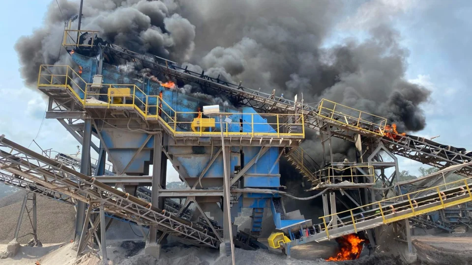 Em Presidente Figueiredo, corpo de bombeiros combate incêndio de grande proporção em pedreira