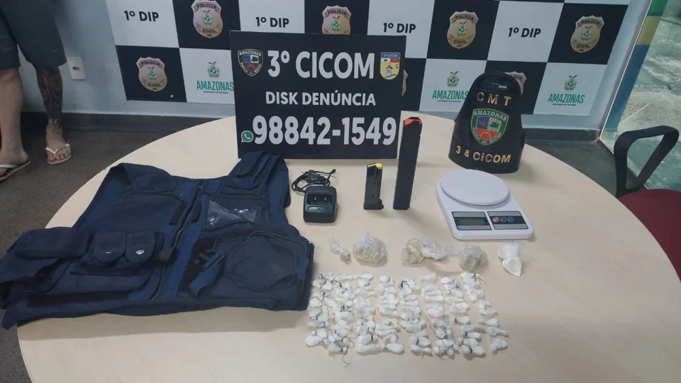 ‘Aviãozinho’ é preso com drogas e munição de metralhadora no Japiim