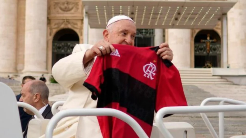 VEJA VÍDEO: Papa Francisco vibra ao ganhar camisa do Flamengo no Vaticano