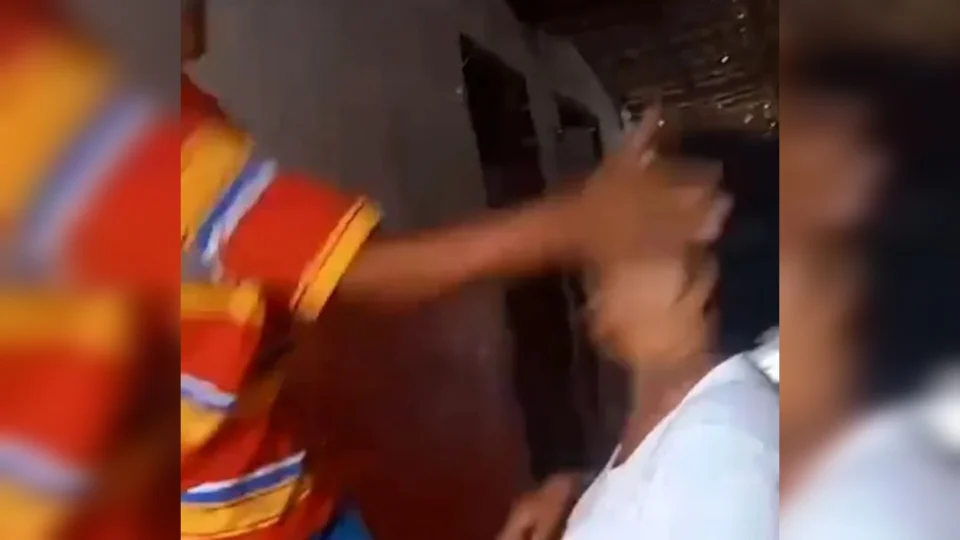 Filho é flagrado batendo na própria mãe: ‘Quer que eu faça o pior?’