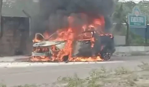 Picape fica destruída após pegar fogo no Distrito Industrial