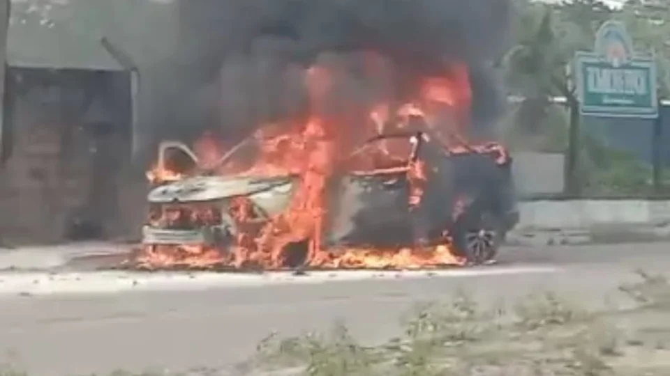 Picape fica destruída após pegar fogo no Distrito Industrial
