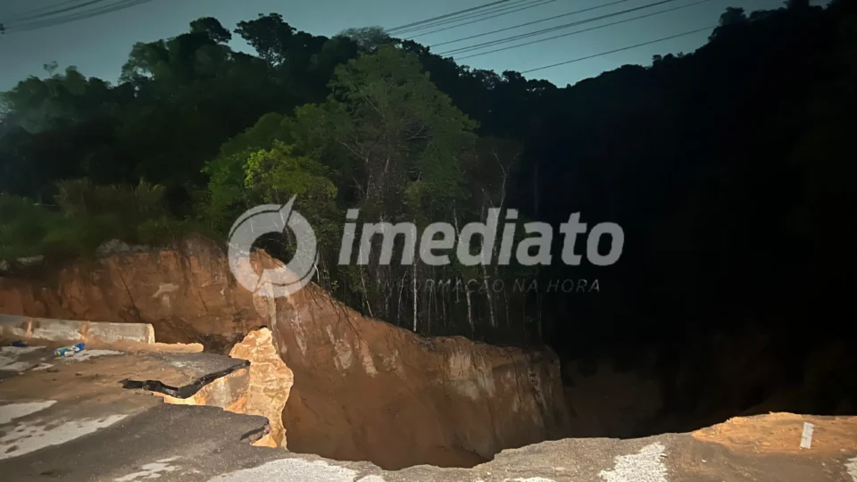 Imagens: cratera toma conta da ‘Pista da Raquete’ após chuva neste sábado (25)
