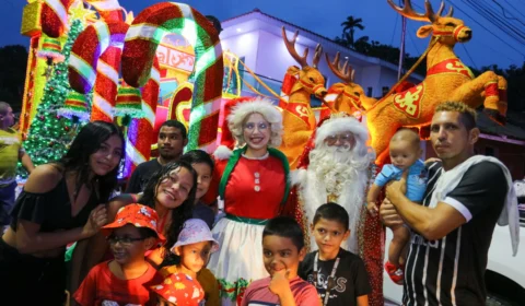 Magia do Natal invade zona rural com a 3ª Parada Natalina promovida pela prefeitura