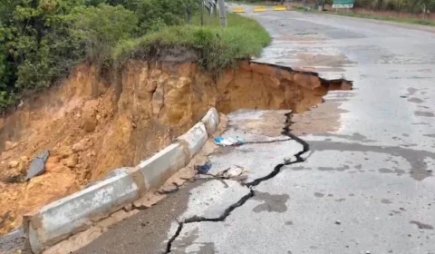 Cratera abre no Distrito Industrial 2 após forte chuva na cidade