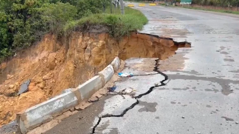 Cratera abre no Distrito Industrial 2 após forte chuva na cidade