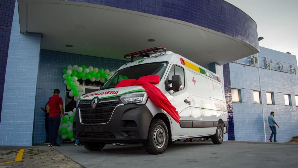 Secretaria de Estado de Saúde do Amazonas entrega ambulância para Policlínica da Redenção
