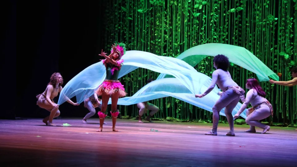 Escola da rede estadual apresenta projeto ‘Criando Cenas’ no palco do Teatro Amazonas