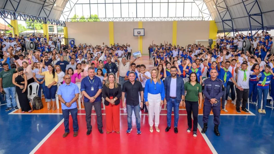 Governo do Amazonas entrega quadra poliesportiva aguardada há 15 anos por escola e moradores da Cidade Nova