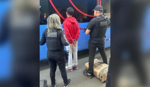 Após denúncia anônima, homem é preso com dois tabletes de skunk em ônibus