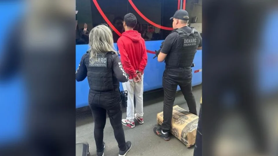 Após denúncia anônima, homem é preso com dois tabletes de skunk em ônibus