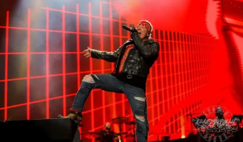Axl Rose, vocalista do Guns N’ Roses, é acusado de agressão sexual