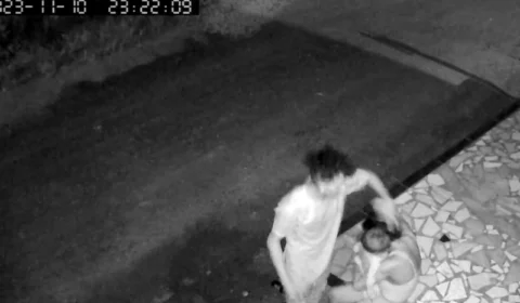 VEJA VÍDEO: mulher com bebê no colo é espancada e ameaçada pelo marido