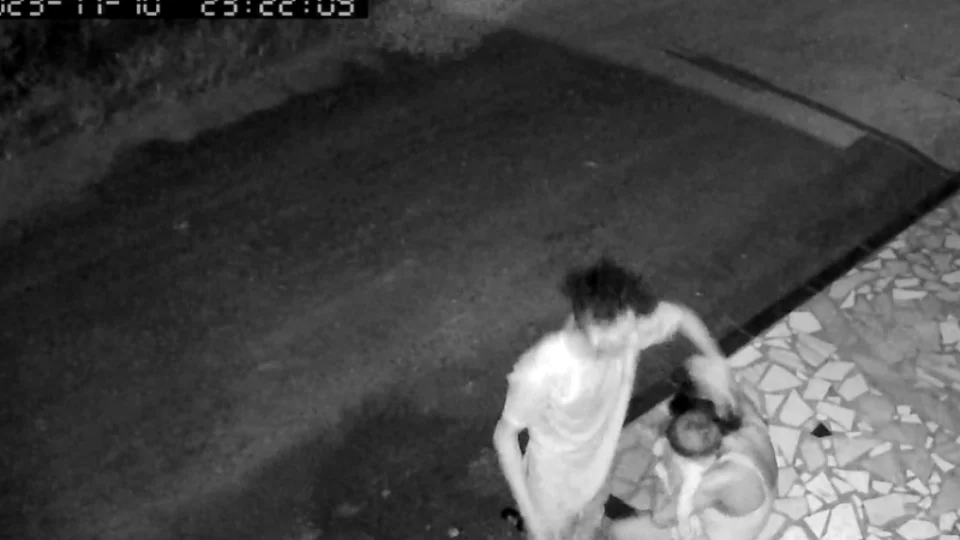 VEJA VÍDEO: mulher com bebê no colo é espancada e ameaçada pelo marido