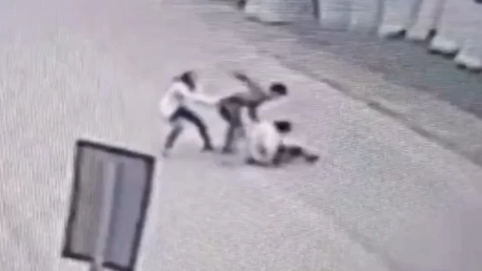 Veja vídeo: homem agride policial civil com socos em frente a delegacia