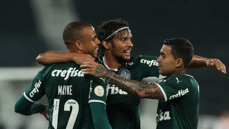 De virada, Palmeiras vence o Botafogo e aumenta a vantagem no Brasileirão