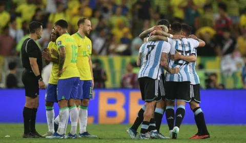 Brasil perde para Argentina em jogo marcado por briga de torcidas