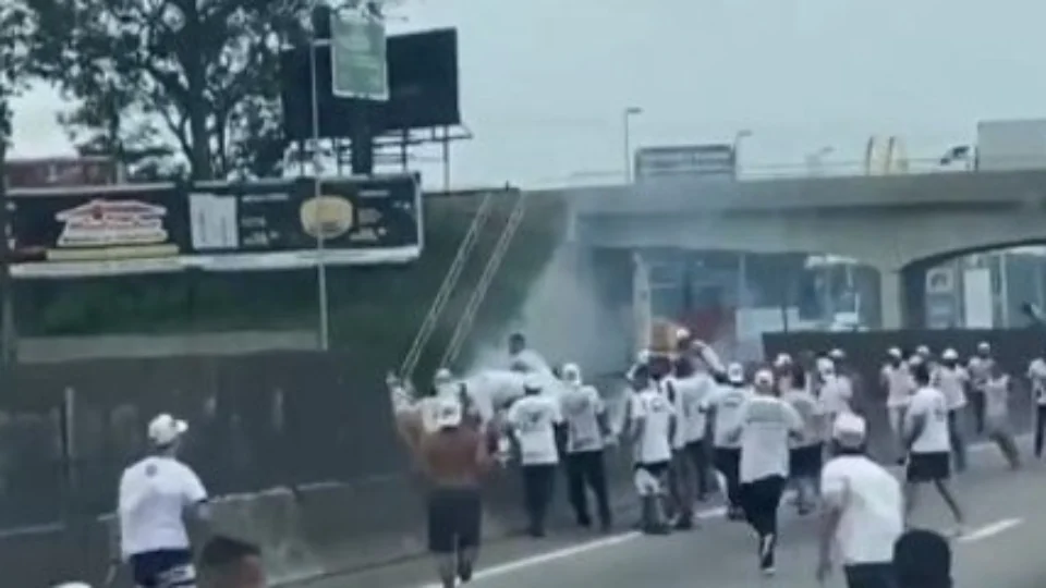 VEJA VÍDEO: torcedores do Botafogo e Santos brigam em rodovia antes de jogo
