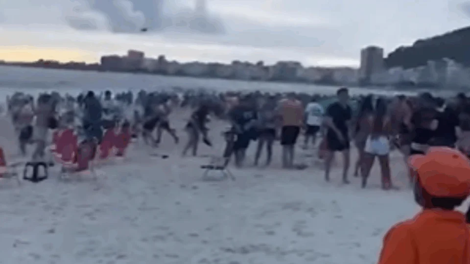 VEJA VÍDEO: torcedores do Fluminense e do Boca Juniors saem na porrada