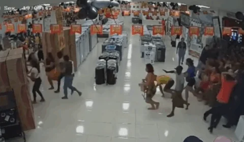 VEJA VÍDEO: promoção em loja causa confusão e deixa ao menos 40 feridos