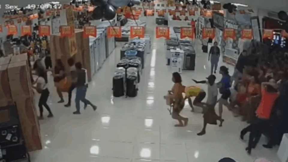 VEJA VÍDEO: promoção em loja causa confusão e deixa ao menos 40 feridos