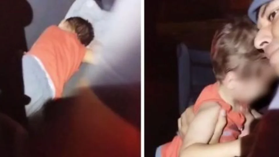 Criança de 2 anos é encontrada em carro fechado; pais estavam em tabacaria