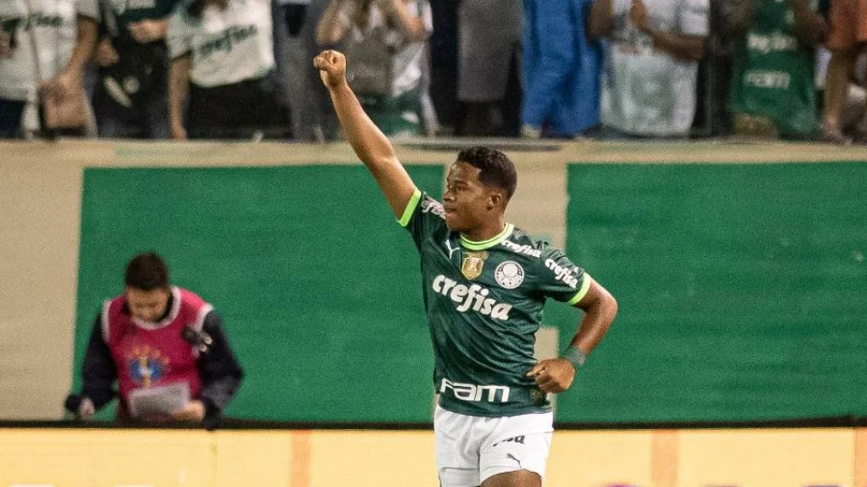 Palmeiras derrota Internacional e assume liderança do Brasileiro