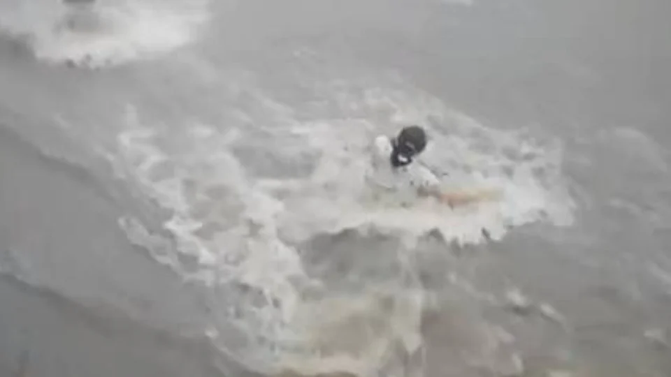 VEJA VÍDEO: Câmeras flagram mãe e filho sendo arrastados por enxurrada