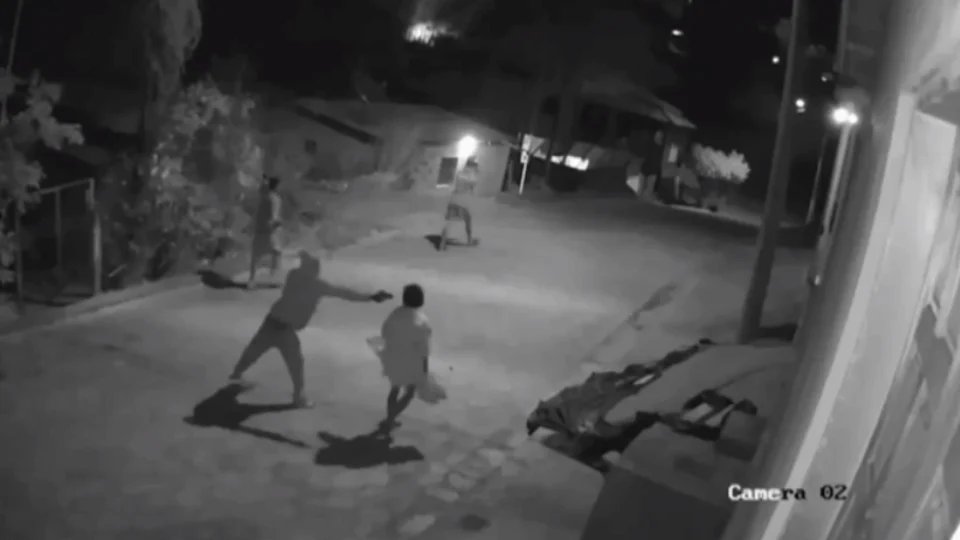 VEJA VÍDEO: mulher é executada a tiros por criminosos de facção rival